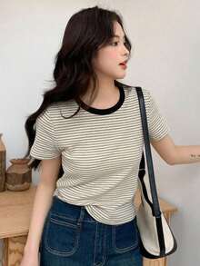 Camiseta casual de mujer de manga corta con cuello redondo, estampado de rayas, para salir - Blanco y Negro - Ver 1