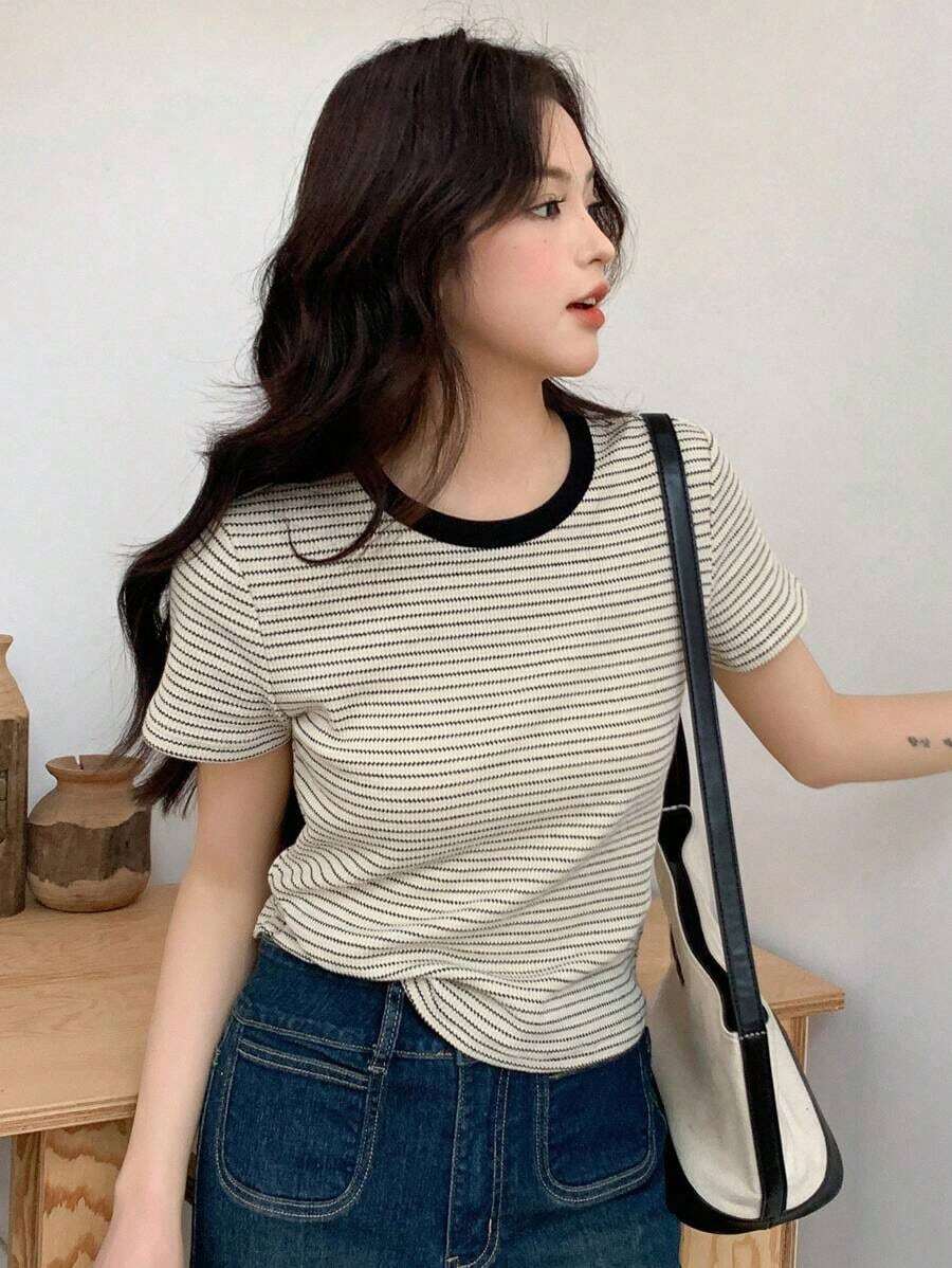 Camiseta casual de mujer de manga corta con cuello redondo, estampado de rayas, para salir - Blanco y Negro - Ver 1