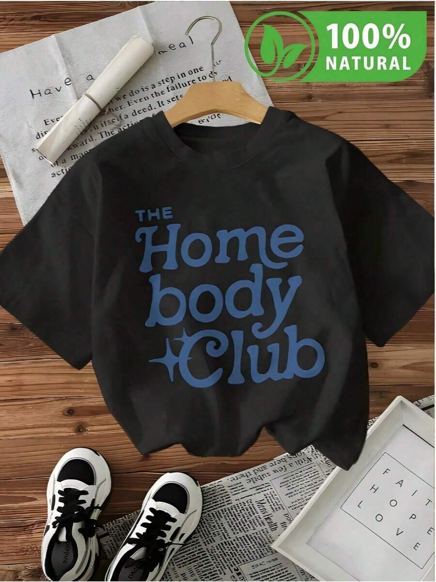 Camiseta Negra Estilo Urbano Unisex con Diseño The Homebody Club – Ropa Casual para Amantes del Confort – Algodón Suave y Cómodo – Perfecta para Uso Diario y Ocasiones Especiales - Negro - Ver 1