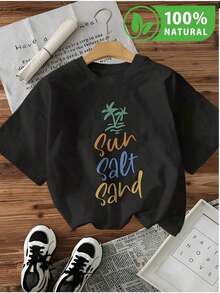 Camiseta Negra Estilo Veraniego con Frase Sun Salt Sand y Palmera para Hombre y Mujer  2023 Playera Casual Perfecta para Playa o Salida Corta Ideal para Jóvenes Amantes del Sol y la Arena Diseñado en México - Negro - Ver 1