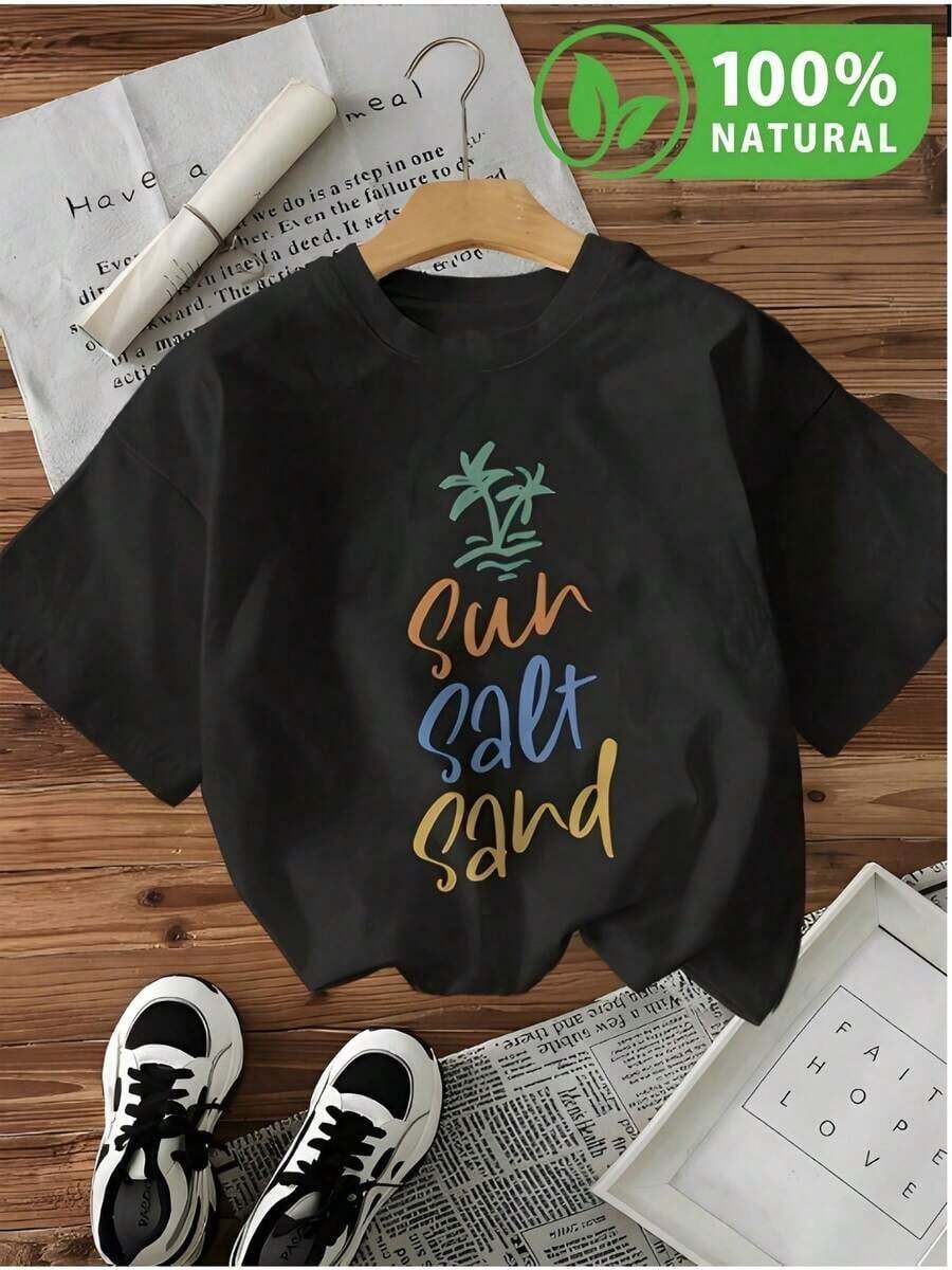Camiseta Negra Estilo Veraniego con Frase Sun Salt Sand y Palmera para Hombre y Mujer 2023 Playera Casual Perfecta para Playa o Salida Corta Ideal para Jóvenes Amantes del Sol y la Arena Diseñado en México - Negro - Ver 1