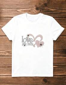 3 modelo streetwear, Top oversized cuello redondo daily outings, camping, concerts, hip-hop, rock, and rap events Camiseta casual de manga corta para mujer, de una sola pieza, con estampado de corazón "Te amo más", cuello redondo, de algodón puro, transpirable, estilo deportivo informal, ideal como regalo para primavera, mariposas, Pascua. - Blanco - Ver 2