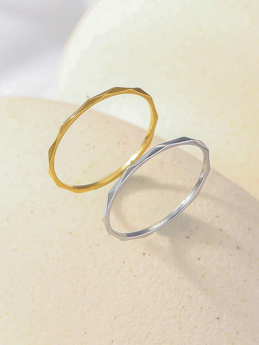 1 chiếc nhẫn thép không gỉ mạ vàng 14K tối giản, thiết kế mỏng với họa tiết kim cương cắt giác, phù hợp cho phụ nữ và bé gái đeo hàng ngày hoặc đeo cùng các nhẫn khác.