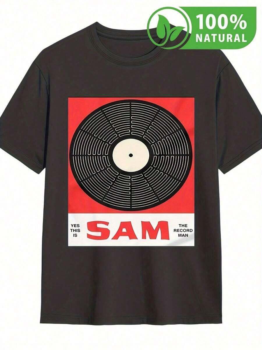 Camiseta Negra para Hombre con Diseño Retro de Vinilo SAM Estilo Urbano. Perfecta para Amantes de la Música y Moda Mexicana. Combina con cualquier look casual. Calidad y Comodidad para tu Día a Día. Ideal para Regalo de Moda Actual. - Negro - Ver 1