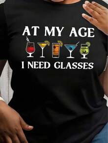 Camiseta única con diseño divertido y colorido que dice "A mi edad necesito gafas" ideal para quienes buscan un toque de humor en su estilo. Prenda imprescindible en la moda y2k, perfecta para cualquier ocasión casual. - Negro - Ver 1