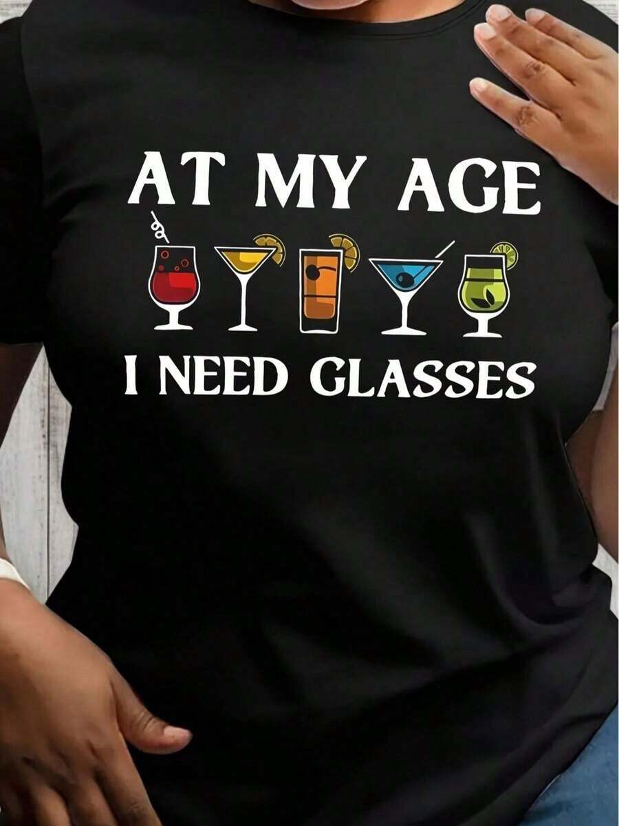 Camiseta única con diseño divertido y colorido que dice "A mi edad necesito gafas" ideal para quienes buscan un toque de humor en su estilo. Prenda imprescindible en la moda y2k, perfecta para cualquier ocasión casual. - Negro - Ver 1