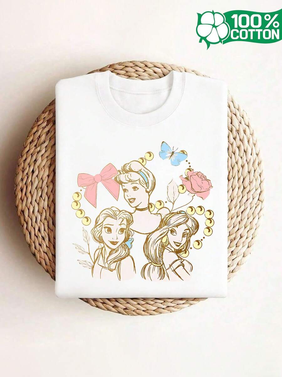 Esta es una camiseta de manga corta 100% para mujer, autorizada por , con cuello redondo y un diseño estampado que incluye a tres princesas de junto con elementos de mariposas y rosas.El diseño del texto es elegante y moderno. Camiseta holgada, informal y versátil. - Blanco - Ver 1