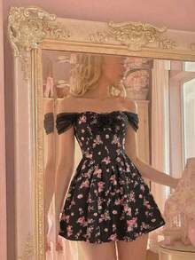 MOD Vestido mini con estampado floral, hombros descubiertos, cintura acampanada y falda de sirena sobre fondo negro - Multicolor - Ver 2