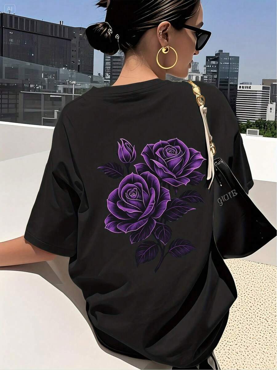 T-shirt única con diseño de rosas moradas estilo y2k ideal para destacar entre la multitud perfecta para cualquier ocasión y fashionistas que buscan modernas y elegantes siente la frescura del verano y agrega un toque vibrante a tu guardarropa 2GCS - Negro - Ver 1