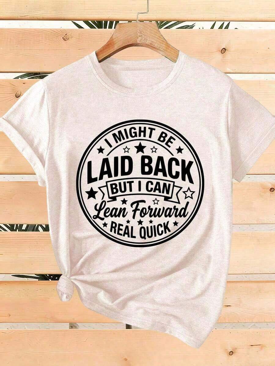 2026SummerELYSIAN WEAR Camiseta de Mujer 180G, Corte Holgado Casual, Cuello Redondo, Manga Corta, Estampado Gráfico con la Frase divertida "Puede que sea relajada, pero puedo inclinarme hacia adelante muy rápido". Ideal para uso diario, cómoda y suave, de mezcla de algodón, adecuada para mujeres que aman el humor y el estilo relajado. Camisetas gráficas holgadas y cómodas. - Albaricoque 3 - Ver 1