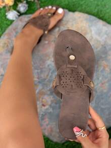 Sandalias planas con tira en T de color café, chanclas con tachuelas doradas de punta abierta, pantuflas casuales antideslizantes para la playa en verano - Café integral - Ver 4