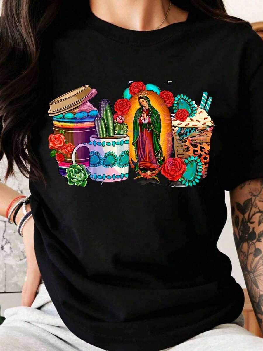Designer T-Shirt Featuring The Virgin Of Guadalupe, Cacti, And Beverages, Inspired By Mexican Culture. Plus Size, Suitable For Casual And Athletic Wear. Colorful Mexican-Inspired Artwork With Religious And Natural Elements. Plus Size T-Shirt, Suitable For Casual And Athletic Wear. Traditional Mexican Motif With The Virgin Of Guadalupe, Cacti, And Tropical Beverages. Plus Size T-Shirt, Suitable For Casual And Athletic Wear. Festive Mexican Theme With Religious Icons And Desert Plants. Plus Size T-Shirt, Suitable For Casual And Athletic Wear. Mexican Cultural Design With The Virgin Of Guadalupe And Vibrant Patterns. Plus Size T-Shirt, Suitable For Casual And Athletic Wear. - 黑色 - 查看 1