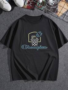 Este llamativo gráfico de camiseta presenta una canasta de baloncesto con un estilo de neón brillante, junto con el icónico logotipo de Champion, que representa el espíritu competitivo y la excelencia en el deporte. Celebra la victoria y el juego con este artículo esencial de ropa urbana. camiseta de mujer, perfecta para cualquier entusiasta del baloncesto. - Negro - Ver 3