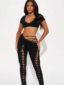 Conjunto de dos piezas para mujer: top corto negro sexy y pantalones con cordones. Elegante atuendo casual tejido para noches de festival. - Negro - Ver 1