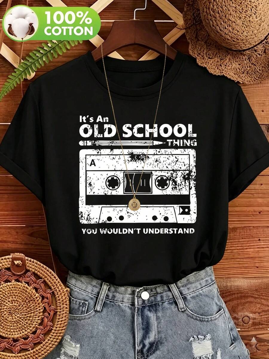 Camiseta gráfica retro de cassette para mujer| Vintage "It's an Old Thing" con estampado desgastado, manga corta holgada e informal, top cómodo para amantes de la música y para regalar - Negro - Ver 1