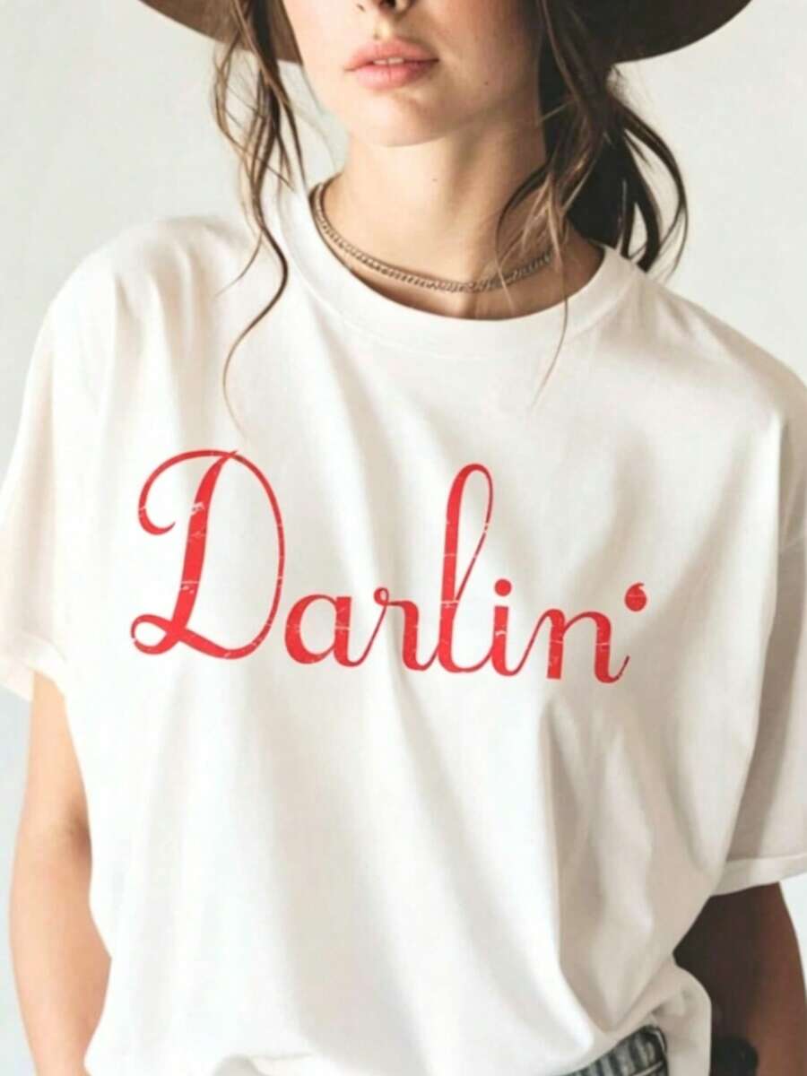 Camiseta Gráfica 'Darlin': Camiseta de Estilo Country Occidental para Mujer - Blanco - Ver 1
