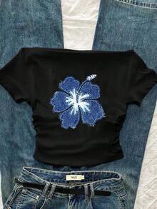 Camiseta de manga corta ajustada con hombros descubiertos, plisada en la cintura y estampado de flores de hibisco, de estilo casual y versátil, cómoda para el verano, estilo Y2K para mujer - Negro - Ver 3
