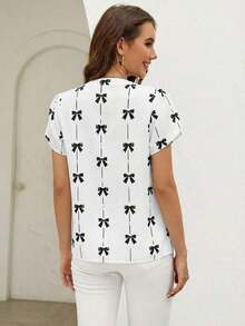Blusa de mujer de escote en V con estampado de corazón y mangas con volantes para el verano y la playa - Blanco y Negro - Ver 2