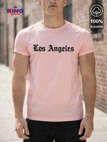 King T-shirt Playera 100% algodón de excelente calidad, esta playera garantiza una suavidad excepcional al tacto, cuello redondo con estampado "Los Angeles Gothic Typography" y manga corta - Rosa - Ver 1