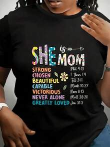 Camiseta gráfica para mujer "She Is Mom Strong Chosen", de cuello redondo, manga corta, corte regular, tela ligeramente elástica, transpirable y cómoda. - Negro - Ver 1