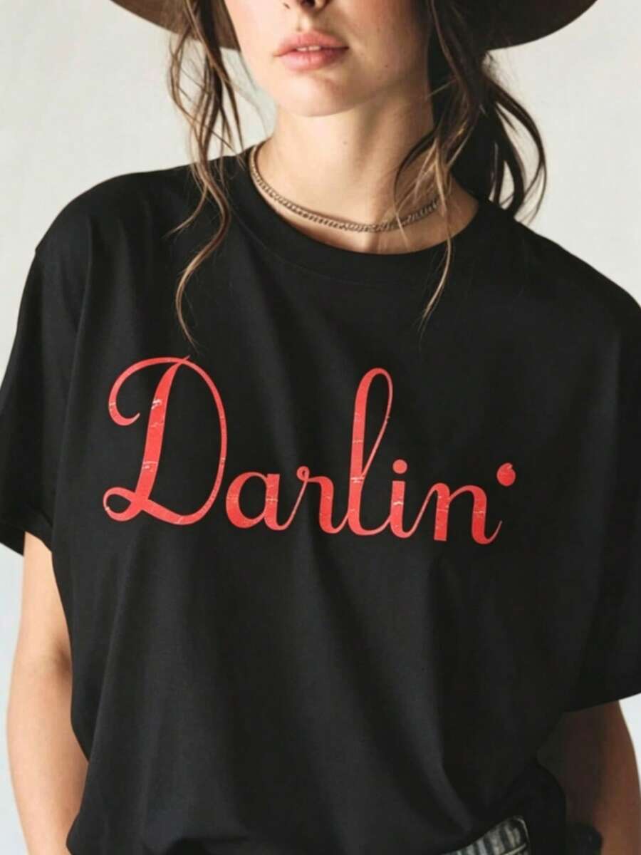 Camiseta Gráfica 'Darlin': Camiseta de Estilo Country Occidental para Mujer - Negro - Ver 1