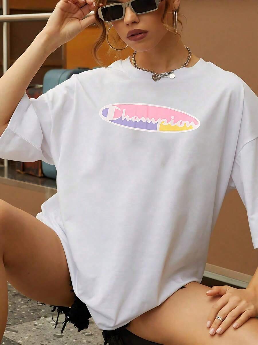 The Graphic Displays A Word In Pastel Shades That Symbolizes Energy And Self-Confidence With A Balance Between Strength And Softness, Conveying A Message Of Modern Self-Expression. Comfortable And Casual Women's T-Shirt For Everyday Wear. - 白色 - 查看 1