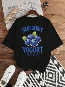 Camiseta con ilustración de arándanos y el texto "Blueberry Yogurt", estilo casual fresco, manga corta, cuello redondo. - Negro - Ver 1