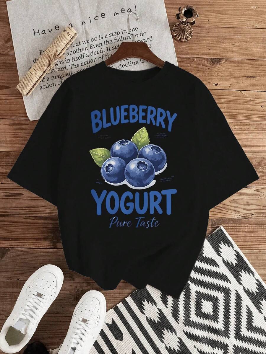 Camiseta con ilustración de arándanos y el texto "Blueberry Yogurt", estilo casual fresco, manga corta, cuello redondo. - Negro - Ver 1