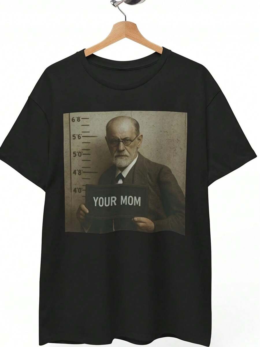 2026 Vintage Graphic T-Shirt Of Sigmund Freud Psychoanalysis With Suspicious Photo Of Your Mom - Funny Psychology Meme Tee With Freud Holding A Magnifying Glass And A Sofa Design - Soft Classic Fit Unisex T-Shirt For Men And Women - R - 黑色 - 查看 1