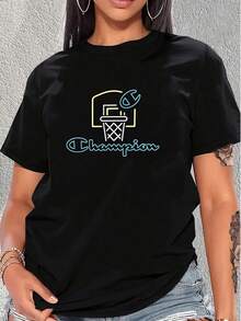 Este llamativo gráfico de camiseta presenta una canasta de baloncesto con un estilo de neón brillante, junto con el icónico logotipo de Champion, que representa el espíritu competitivo y la excelencia en el deporte. Celebra la victoria y el juego con este artículo esencial de ropa urbana. camiseta de mujer, perfecta para cualquier entusiasta del baloncesto. - Negro - Ver 6