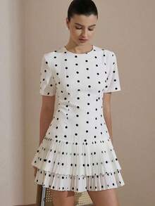 Versatile Casual Dress For Women With Round Neck, Fitted Waist, Short Sleeves, Black And White Polka Dot Print, Layered Ruffle Hem And Matching Silhouette - 白色 - 查看 12