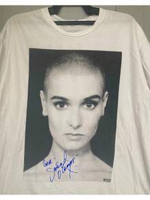 [Playera Retro con Firma] Playera Clásica de Música de Sinead O'Connor para Entusiastas - Camisa Blanca Resistente con Diseño de Firma y Retrato Icónico, Cuello Redondo Bohemio, Solo Lavado a Mano, Ropa Casual para Adultos Todo el Año, Playera Retro, Ropa para Adultos, Estilo con Firma - Blanco - Ver 1