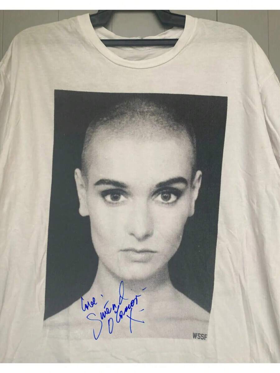 [Playera Retro con Firma] Playera Clásica de Música de Sinead O'Connor para Entusiastas - Camisa Blanca Resistente con Diseño de Firma y Retrato Icónico, Cuello Redondo Bohemio, Solo Lavado a Mano, Ropa Casual para Adultos Todo el Año, Playera Retro, Ropa para Adultos, Estilo con Firma - Blanco - Ver 1