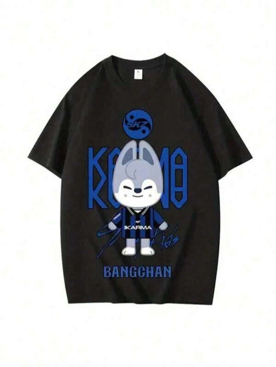 Camiseta estampada minimalista de manga corta con cuello redondo para mujer. Esta elegante camiseta estampada es adecuada tanto para hombres como para mujeres. Luce esta moderna camiseta KARMA Skzoo para expresar tu amor por los miembros de SKZ, celebrar y añadir energía de la moda K-Pop a tus atuendos diarios. Ropa casual a la moda, camisetas de algodón puro. Esta camiseta unisex estampada está disponible en tallas para adultos y niños y se puede usar de manera informal en casa o fuera. - Negro - Ver 1