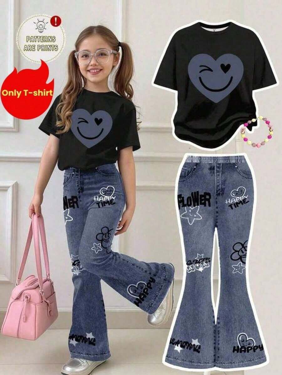 Una camiseta de manga corta para mujer con estilo retro americano, de corte holgado y con diseño estampado (los pantalones son solo para sugerencias de estilo). Esta pieza sencilla y elegante presenta un patrón de letras impresas con temática tropical, lo que la convierte en un elemento imprescindible para crear un look relajado de vacaciones, perfecto para ocasiones como el Día del Trabajo y el Día de la Independencia de México. - Negro - Ver 1