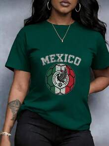 Mujer, Camiseta de cuello redondo, tema de fútbol y México, paleta de colores verde, blanco, rojo vibrantes y negro, estilo vintage textura desgastada, composición simétrica balón y águila, atmósfera patriótica y dinámica, detalles de textura desgastada y estética retro, diseño de estampado, lavable a máquina, tela resistente, material cómodo, estilo casual, ropa casual holgada, combina jeans, combina shorts, combina chaquetas ligeras - Verde Oscuro - Ver 6