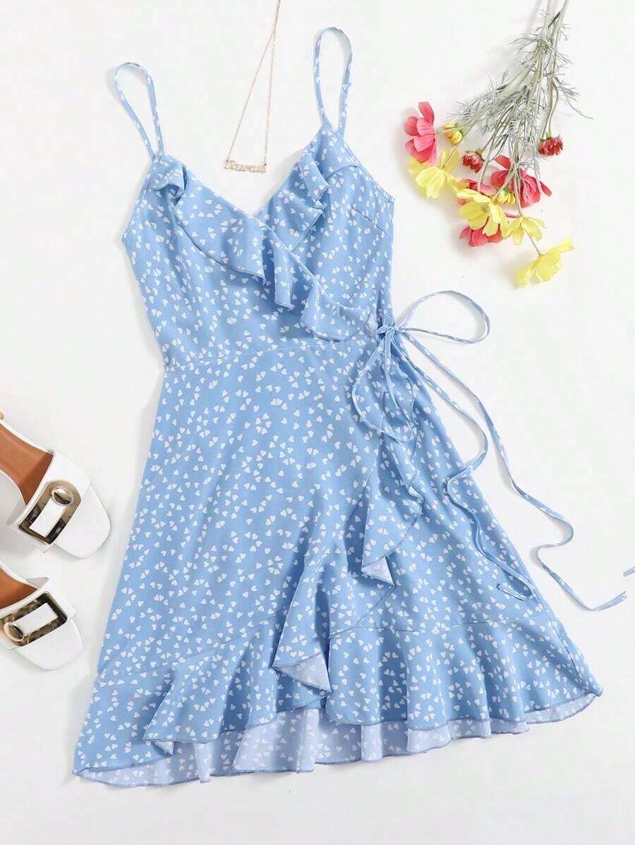 Vestido azul de mujer con detalles de volantes y estampado de corazones por todas partes tipo camisola de envoltura "WYWH Vacation", Vestidos de verano, Vestidos de verano para mujer, Ropa de primavera - Celeste - Ver 1