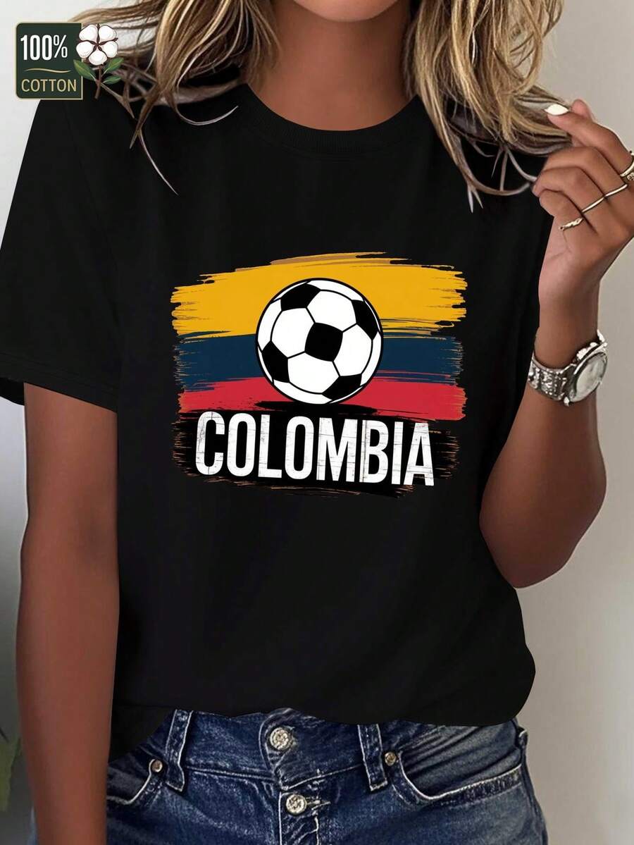 Camiseta de mujer de corte cómodo, hecha de tela pura con arte de una pelota de fútbol y la bandera colombiana