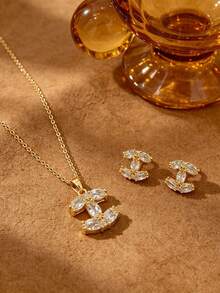 Juego de joyas de acero de titanio con forma de C y diamante de imitación - Collar y aretes, disponible en oro y plata, diseño con incrustaciones de circonita, versátil para uso diario, citas, regalos o uso personal, accesorio elegante y de alta gama - Conjunto estilo doble C - Ver 4