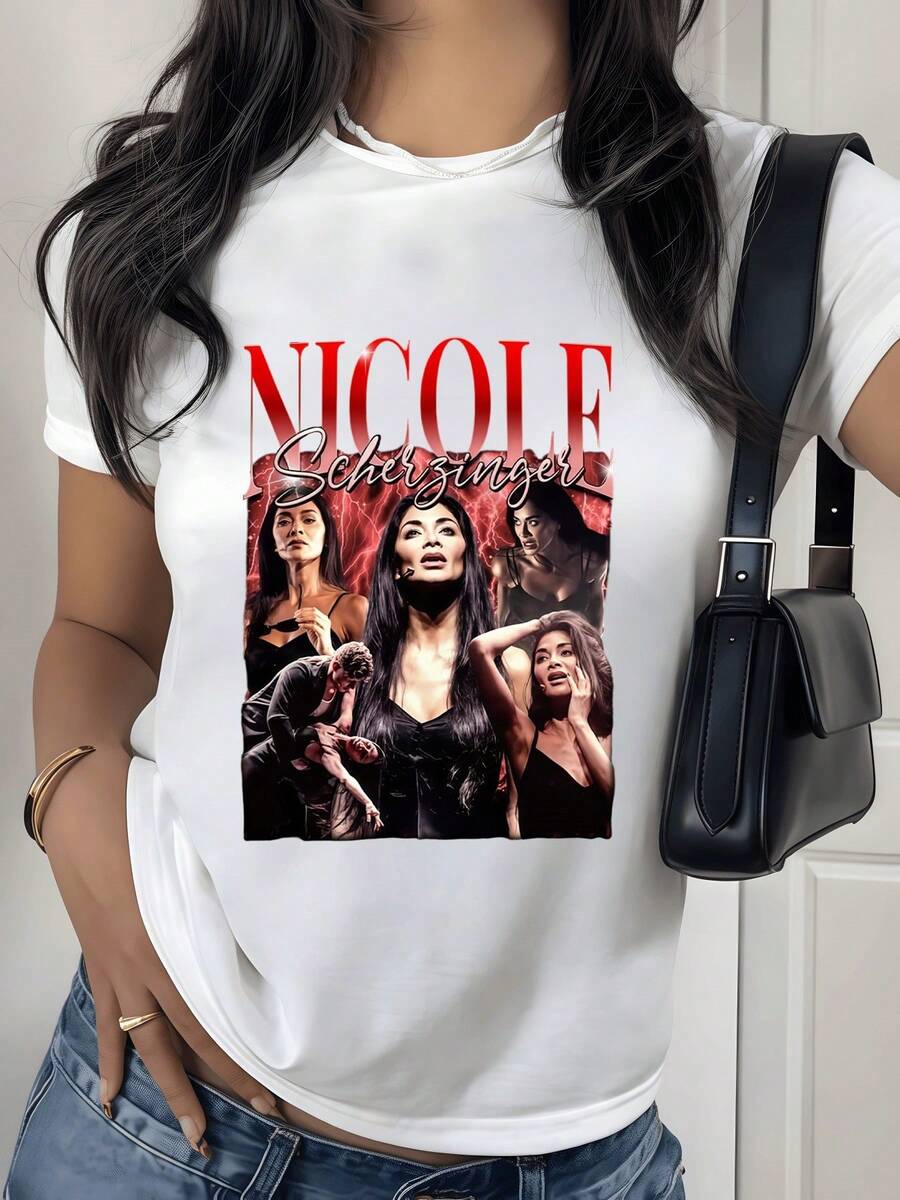 Vibrante y poderosa imagen de Nicole Scherzinger capturada en un momento dramático y electrizante mostrando su carisma escénico junto a un compañero en un abrazo intenso y apasionado esta camiseta de mujer evoca fuerza y dramatismo para cualquier fanático que quiera lucir su admiración y conexión con la energía de la artista pop estadounidense ícono de la música moderna. - Blanco - Ver 1