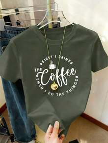 Camiseta con Estampado de Letras: PRIMERO BEBO EL CAFÉ, LUEGO HAGO LAS COSAS - Camisetas Gráficas para Mujer - Verde militar - Ver 6