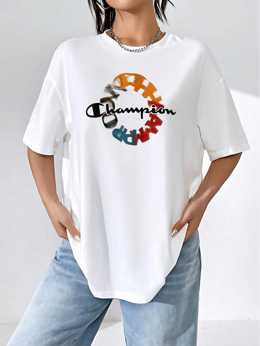 El patrón de esta camiseta de mujer simboliza la excelencia y la superación, con letras de colores vibrantes formando un círculo dinámico que representa la energía y la determinación para alcanzar metas. Cada letra, meticulosamente integrada en un diseño circular, evoca un sentido de unidad y progreso constante, reflejando la esencia de ser un campeón. Fabricada con tejido premium para una comodidad inigualable, esta prenda es ideal para expresar tu espíritu competitivo con estilo y confianza en cualquier ocasión informal, añadiendo un toque moderno y audaz a tu guardarropa diario. Un homenaje a la fuerza interior y la motivación que impulsa a seguir adelante. - Blanco - Ver 1