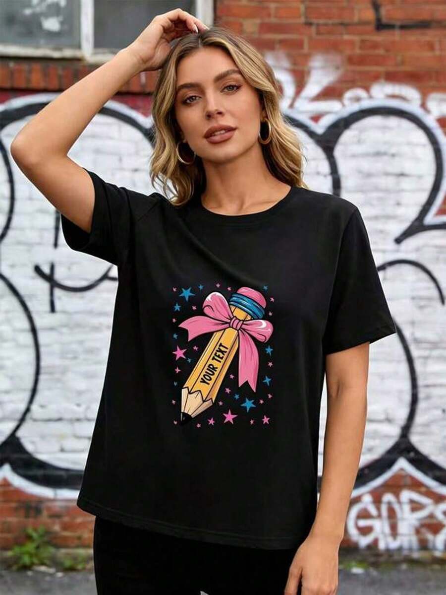 Camiseta gráfica cómoda de 180 g con un motivo de lápiz y cinta rosa - Regalo ideal para seres queridos, camiseta para la temporada navideña, elegante camiseta de manga corta para reuniones de trabajo y actividades de team building. - Negro - Ver 1