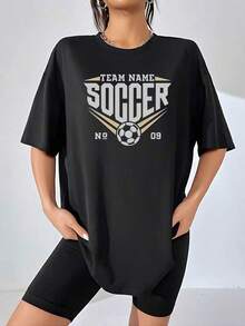 El estampado muestra un balón de fútbol con líneas doradas que expresan velocidad energía y espíritu deportivo acompañado por el texto TEAM NAME SOCCER creando una imagen potente para amantes del fútbol camiseta de mujer 100% algodón cómoda casual y moderna para uso diario - Negro - Ver 7