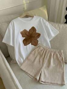 Una camiseta de manga corta para mujer con estilo retro americano, de corte holgado y con diseño estampado (los pantalones son solo para sugerencias de estilo). Esta pieza sencilla y elegante presenta un patrón de letras impresas con temática tropical, lo que la convierte en un elemento imprescindible para crear un look relajado de vacaciones, perfecto para ocasiones como el Día del Trabajo y el Día de la Independencia de México. - Blanco - Ver 6