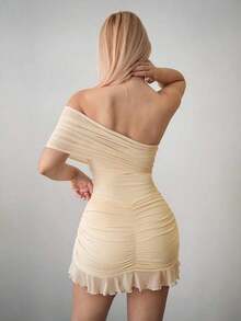 Vestido mini asimétrico de malla con hombros descubiertos y silueta ajustada - Rojo cereza - Ver 2