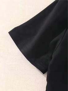 Una camiseta gráfica vibrante para niños con diseños de SIX SEVEN y Robot 67, con una parte superior negra adornada con símbolos de rayo, perfecta para la moda casual, que emite un look vivo y elegante - Negro - Ver 3