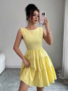 Vestido corto de mujer de unicolor con cuello redondo, bajo con volantes, sin mangas y con amarre en la espalda - Amarillo - Ver 4