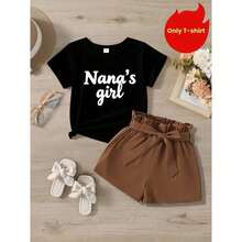 Una camiseta de manga corta para mujer con estilo retro americano, de corte holgado y con diseño estampado (los pantalones son solo para sugerencias de estilo). Esta pieza sencilla y elegante presenta un patrón de letras impresas con temática tropical, lo que la convierte en un elemento imprescindible para crear un look relajado de vacaciones, perfecto para ocasiones como el Día del Trabajo y el Día de la Independencia de México. - Negro - Ver 1