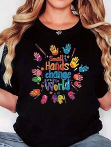 Las manos pequeñas cambian el mundo, camiseta de mujer con estampado de huella de mano, top para profesoras para uso diario y reuniones, manga corta vibrante y con estilo, camiseta con estilo urbano diario. - Negro - Ver 1